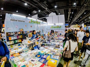 Bangkok 'taki QSNCC' de düzenlenen 53. Ulusal Kitap Fuarı 'nda bir sürü yerli insan alışveriş için kendi isteklerine göre geliyor. Bangkok, Tayland. - 3 Nisan 2025.