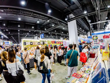 Bangkok 'taki QSNCC' de düzenlenen 53. Ulusal Kitap Fuarı 'nda bir sürü yerli insan alışveriş için kendi isteklerine göre geliyor. Bangkok, Tayland. - 3 Nisan 2025.
