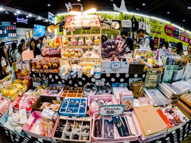 Bangkok 'taki QSNCC' de düzenlenen 53. Ulusal Kitap Fuarı 'nda bir sürü yerli insan alışveriş için kendi isteklerine göre geliyor. Bangkok, Tayland. - 3 Nisan 2025.