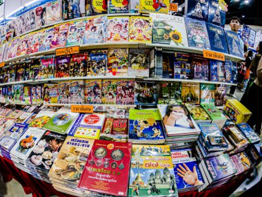 Bangkok 'taki QSNCC' de düzenlenen 53. Ulusal Kitap Fuarı 'nda bir sürü yerli insan alışveriş için kendi isteklerine göre geliyor. Bangkok, Tayland. - 3 Nisan 2025.
