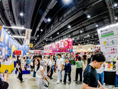 Bangkok 'taki QSNCC' de düzenlenen 53. Ulusal Kitap Fuarı 'nda bir sürü yerli insan alışveriş için kendi isteklerine göre geliyor. Bangkok, Tayland. - 3 Nisan 2025.