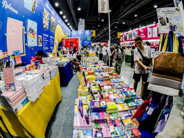 Bangkok, Tayland. - 3 Nisan 2025 'te Bangkok' taki 53. Ulusal Kitap Fuarı 'nda bir sürü yerli insan kendi çıkarları doğrultusunda alışverişe geldi..