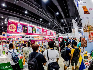 Bangkok, Tayland. - 3 Nisan 2025 'te Bangkok' taki 53. Ulusal Kitap Fuarı 'nda bir sürü yerli insan kendi çıkarları doğrultusunda alışverişe geldi..