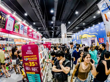 Bangkok, Tayland. - 3 Nisan 2025 'te Bangkok' taki 53. Ulusal Kitap Fuarı 'nda bir sürü yerli insan kendi çıkarları doğrultusunda alışverişe geldi..