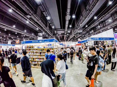 Bangkok, Tayland. - 3 Nisan 2025 'te Bangkok' taki 53. Ulusal Kitap Fuarı 'nda bir sürü yerli insan kendi çıkarları doğrultusunda alışverişe geldi..