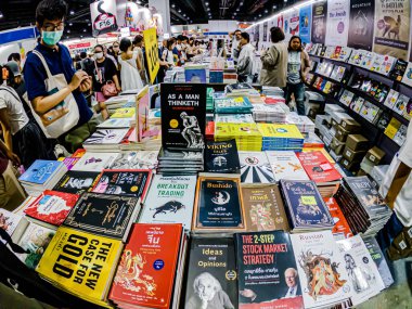 Bangkok, Tayland. - 3 Nisan 2025 'te Bangkok' taki 53. Ulusal Kitap Fuarı 'nda bir sürü yerli insan kendi çıkarları doğrultusunda alışverişe geldi..