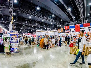 Bangkok, Tayland. - 3 Nisan 2025 'te Bangkok' taki 53. Ulusal Kitap Fuarı 'nda bir sürü yerli insan kendi çıkarları doğrultusunda alışverişe geldi..