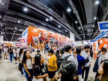 Bangkok, Tayland. - 3 Nisan 2025 'te Bangkok' taki 53. Ulusal Kitap Fuarı 'nda bir sürü yerli insan kendi çıkarları doğrultusunda alışverişe geldi..