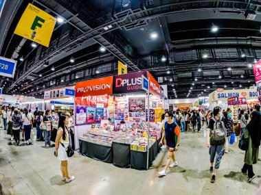 Bangkok, Tayland. - 3 Nisan 2025 'te Bangkok' taki 53. Ulusal Kitap Fuarı 'nda bir sürü yerli insan kendi çıkarları doğrultusunda alışverişe geldi..