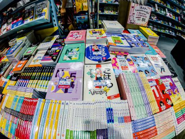 Bangkok, Tayland. - 3 Nisan 2025 'te Bangkok' taki 53. Ulusal Kitap Fuarı 'nda bir sürü yerli insan kendi çıkarları doğrultusunda alışverişe geldi..
