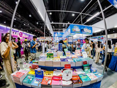 Bangkok, Tayland. - 3 Nisan 2025 'te Bangkok' taki 53. Ulusal Kitap Fuarı 'nda bir sürü yerli insan kendi çıkarları doğrultusunda alışverişe geldi..