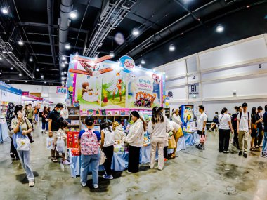 Bangkok, Tayland. - 3 Nisan 2025 'te Bangkok' taki 53. Ulusal Kitap Fuarı 'nda bir sürü yerli insan kendi çıkarları doğrultusunda alışverişe geldi..