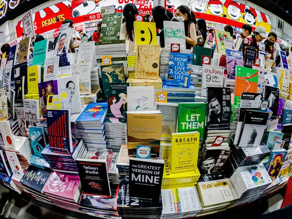 Bangkok 'taki QSNCC' de düzenlenen 53. Ulusal Kitap Fuarı 'nda bir sürü yerli insan alışveriş için kendi isteklerine göre geliyor. Bangkok, Tayland. - 3 Nisan 2025.