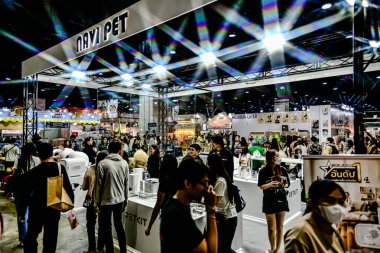 QSNCC 'de Tayland' daki Hayvan Fuarı 'nda. Ziyaretçiler, alışveriş için kendi hayvanlarını getirebiliyor ve şovdaki diğer evcil hayvanlarla eğlenebiliyorlar. Bangkok, Tayland. - 1 Mayıs 2025.