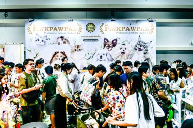 QSNCC 'de Tayland' daki Hayvan Fuarı 'nda. Ziyaretçiler, alışveriş için kendi hayvanlarını getirebiliyor ve şovdaki diğer evcil hayvanlarla eğlenebiliyorlar. Bangkok, Tayland. - 1 Mayıs 2025.