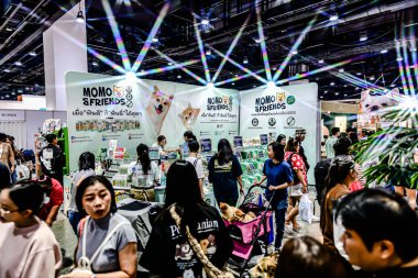 QSNCC 'de Tayland' daki Hayvan Fuarı 'nda. Ziyaretçiler, alışveriş için kendi hayvanlarını getirebiliyor ve şovdaki diğer evcil hayvanlarla eğlenebiliyorlar. Bangkok, Tayland. - 1 Mayıs 2025.