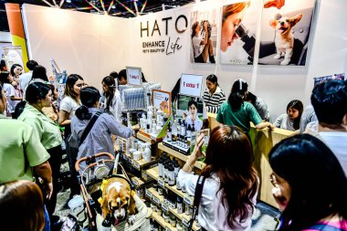 QSNCC 'de Tayland' daki Hayvan Fuarı 'nda. Ziyaretçiler, alışveriş için kendi hayvanlarını getirebiliyor ve şovdaki diğer evcil hayvanlarla eğlenebiliyorlar. Bangkok, Tayland. - 1 Mayıs 2025.