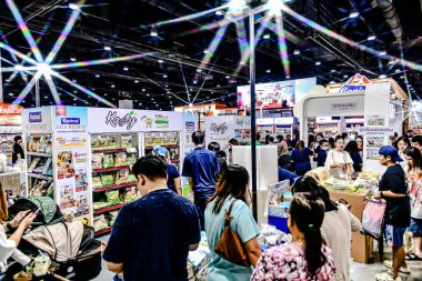 QSNCC 'de Tayland' daki Hayvan Fuarı 'nda. Ziyaretçiler, alışveriş için kendi hayvanlarını getirebiliyor ve şovdaki diğer evcil hayvanlarla eğlenebiliyorlar. Bangkok, Tayland. - 1 Mayıs 2025.