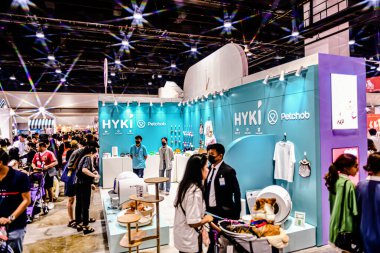 QSNCC 'de Tayland' daki Hayvan Fuarı 'nda. Ziyaretçiler, alışveriş için kendi hayvanlarını getirebiliyor ve şovdaki diğer evcil hayvanlarla eğlenebiliyorlar. Bangkok, Tayland. - 1 Mayıs 2025.