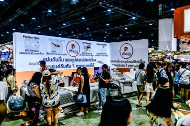 QSNCC 'de Tayland' daki Hayvan Fuarı 'nda. Ziyaretçiler, alışveriş için kendi hayvanlarını getirebiliyor ve şovdaki diğer evcil hayvanlarla eğlenebiliyorlar. Bangkok, Tayland. - 1 Mayıs 2025.