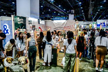 QSNCC 'de Tayland' daki Hayvan Fuarı 'nda. Ziyaretçiler, alışveriş için kendi hayvanlarını getirebiliyor ve şovdaki diğer evcil hayvanlarla eğlenebiliyorlar. Bangkok, Tayland. - 1 Mayıs 2025.