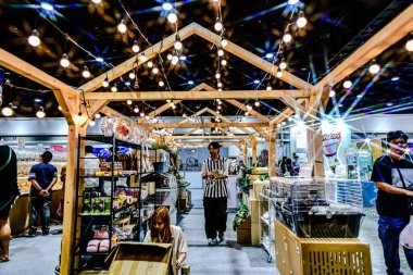 QSNCC 'de Tayland' daki Hayvan Fuarı 'nda. Ziyaretçiler, alışveriş için kendi hayvanlarını getirebiliyor ve şovdaki diğer evcil hayvanlarla eğlenebiliyorlar. Bangkok, Tayland. - 1 Mayıs 2025.