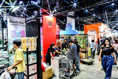 QSNCC 'de Tayland' daki Hayvan Fuarı 'nda. Ziyaretçiler, alışveriş için kendi hayvanlarını getirebiliyor ve şovdaki diğer evcil hayvanlarla eğlenebiliyorlar. Bangkok, Tayland. - 1 Mayıs 2025.