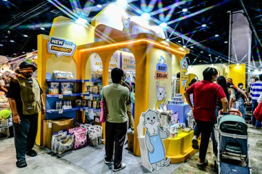 QSNCC 'de Tayland' daki Hayvan Fuarı 'nda. Ziyaretçiler, alışveriş için kendi hayvanlarını getirebiliyor ve şovdaki diğer evcil hayvanlarla eğlenebiliyorlar. Bangkok, Tayland. - 1 Mayıs 2025.