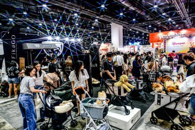 QSNCC 'de Tayland' daki Hayvan Fuarı 'nda. Ziyaretçiler, alışveriş için kendi hayvanlarını getirebiliyor ve şovdaki diğer evcil hayvanlarla eğlenebiliyorlar. Bangkok, Tayland. - 1 Mayıs 2025.