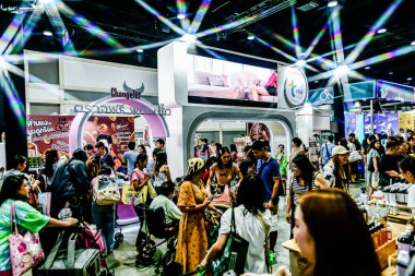 QSNCC 'de Tayland' daki Hayvan Fuarı 'nda. Ziyaretçiler, alışveriş için kendi hayvanlarını getirebiliyor ve şovdaki diğer evcil hayvanlarla eğlenebiliyorlar. Bangkok, Tayland. - 1 Mayıs 2025.