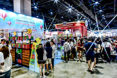 QSNCC 'de Tayland' daki Hayvan Fuarı 'nda. Ziyaretçiler, alışveriş için kendi hayvanlarını getirebiliyor ve şovdaki diğer evcil hayvanlarla eğlenebiliyorlar. Bangkok, Tayland. - 1 Mayıs 2025.