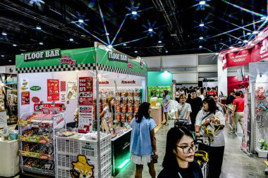 QSNCC 'de Tayland' daki Hayvan Fuarı 'nda. Ziyaretçiler, alışveriş için kendi hayvanlarını getirebiliyor ve şovdaki diğer evcil hayvanlarla eğlenebiliyorlar. Bangkok, Tayland. - 1 Mayıs 2025.