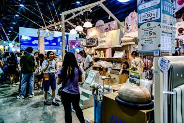 QSNCC 'de Tayland' daki Hayvan Fuarı 'nda. Ziyaretçiler, alışveriş için kendi hayvanlarını getirebiliyor ve şovdaki diğer evcil hayvanlarla eğlenebiliyorlar. Bangkok, Tayland. - 1 Mayıs 2025.