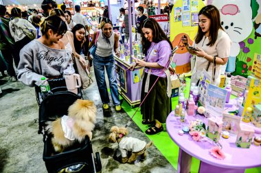 QSNCC 'de Tayland' daki Hayvan Fuarı 'nda. Ziyaretçiler, alışveriş için kendi hayvanlarını getirebiliyor ve şovdaki diğer evcil hayvanlarla eğlenebiliyorlar. Bangkok, Tayland. - 1 Mayıs 2025.