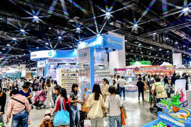 QSNCC 'de Tayland' daki Hayvan Fuarı 'nda. Ziyaretçiler, alışveriş için kendi hayvanlarını getirebiliyor ve şovdaki diğer evcil hayvanlarla eğlenebiliyorlar. Bangkok, Tayland. - 1 Mayıs 2025.