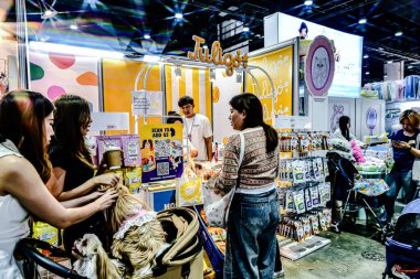 QSNCC 'de Tayland' daki Hayvan Fuarı 'nda. Ziyaretçiler, alışveriş için kendi hayvanlarını getirebiliyor ve şovdaki diğer evcil hayvanlarla eğlenebiliyorlar. Bangkok, Tayland. - 1 Mayıs 2025.