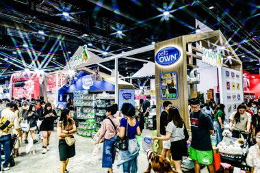 QSNCC 'de Tayland' daki Hayvan Fuarı 'nda. Ziyaretçiler, alışveriş için kendi hayvanlarını getirebiliyor ve şovdaki diğer evcil hayvanlarla eğlenebiliyorlar. Bangkok, Tayland. - 1 Mayıs 2025.