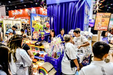 QSNCC 'de Tayland' daki Hayvan Fuarı 'nda. Ziyaretçiler, alışveriş için kendi hayvanlarını getirebiliyor ve şovdaki diğer evcil hayvanlarla eğlenebiliyorlar. Bangkok, Tayland. - 1 Mayıs 2025.