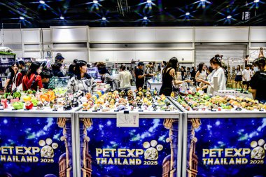 QSNCC 'de Tayland' daki Hayvan Fuarı 'nda. Ziyaretçiler, alışveriş için kendi hayvanlarını getirebiliyor ve şovdaki diğer evcil hayvanlarla eğlenebiliyorlar. Bangkok, Tayland. - 1 Mayıs 2025.