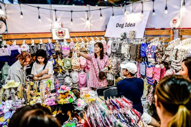 QSNCC 'de Tayland' daki Hayvan Fuarı 'nda. Ziyaretçiler, alışveriş için kendi hayvanlarını getirebiliyor ve şovdaki diğer evcil hayvanlarla eğlenebiliyorlar. Bangkok, Tayland. - 1 Mayıs 2025.