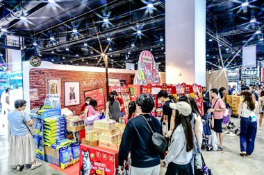 QSNCC 'de Tayland' daki Hayvan Fuarı 'nda. Ziyaretçiler, alışveriş için kendi hayvanlarını getirebiliyor ve şovdaki diğer evcil hayvanlarla eğlenebiliyorlar. Bangkok, Tayland. - 1 Mayıs 2025.