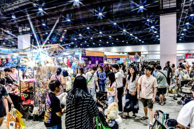 QSNCC 'de Tayland' daki Hayvan Fuarı 'nda. Ziyaretçiler, alışveriş için kendi hayvanlarını getirebiliyor ve şovdaki diğer evcil hayvanlarla eğlenebiliyorlar. Bangkok, Tayland. - 1 Mayıs 2025.