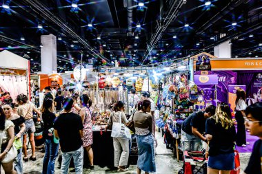 QSNCC 'de Tayland' daki Hayvan Fuarı 'nda. Ziyaretçiler, alışveriş için kendi hayvanlarını getirebiliyor ve şovdaki diğer evcil hayvanlarla eğlenebiliyorlar. Bangkok, Tayland. - 1 Mayıs 2025.