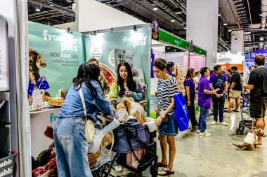QSNCC 'de Tayland' daki Hayvan Fuarı 'nda. Ziyaretçiler, alışveriş için kendi hayvanlarını getirebiliyor ve şovdaki diğer evcil hayvanlarla eğlenebiliyorlar. Bangkok, Tayland. - 1 Mayıs 2025.