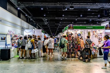 QSNCC 'de Tayland' daki Hayvan Fuarı 'nda. Ziyaretçiler, alışveriş için kendi hayvanlarını getirebiliyor ve şovdaki diğer evcil hayvanlarla eğlenebiliyorlar. Bangkok, Tayland. - 1 Mayıs 2025.