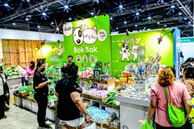 QSNCC 'de Tayland' daki Hayvan Fuarı 'nda. Ziyaretçiler, alışveriş için kendi hayvanlarını getirebiliyor ve şovdaki diğer evcil hayvanlarla eğlenebiliyorlar. Bangkok, Tayland. - 1 Mayıs 2025.