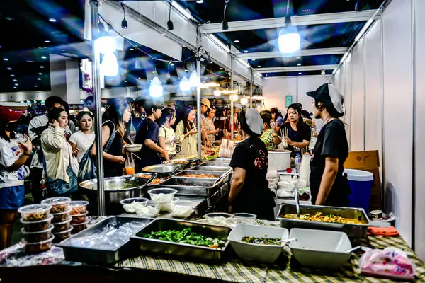 Bangkok, Tayland. - 1 Mayıs 2025, Tayland 'daki Hayvan Fuarı QSNCC' de. Ziyaretçiler, alışveriş için kendi hayvanlarını getirebilir ve şovdaki diğer hayvanlarla eğlenebilirler..