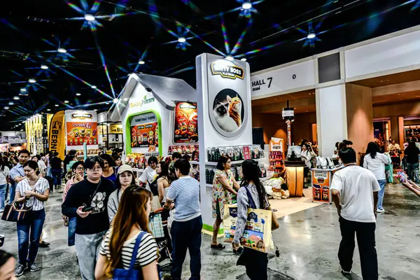 Bangkok, Tayland. - 1 Mayıs 2025, Tayland 'daki Hayvan Fuarı QSNCC' de. Ziyaretçiler, alışveriş için kendi hayvanlarını getirebilir ve şovdaki diğer hayvanlarla eğlenebilirler..