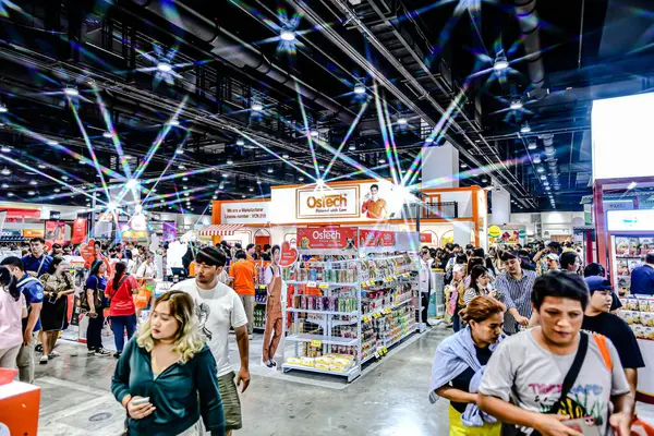 QSNCC 'de Tayland' daki Hayvan Fuarı 'nda. Ziyaretçiler, alışveriş için kendi hayvanlarını getirebiliyor ve şovdaki diğer evcil hayvanlarla eğlenebiliyorlar. Bangkok, Tayland. - 1 Mayıs 2025.