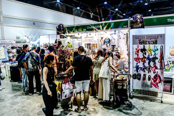 QSNCC 'de Tayland' daki Hayvan Fuarı 'nda. Ziyaretçiler, alışveriş için kendi hayvanlarını getirebiliyor ve şovdaki diğer evcil hayvanlarla eğlenebiliyorlar. Bangkok, Tayland. - 1 Mayıs 2025.